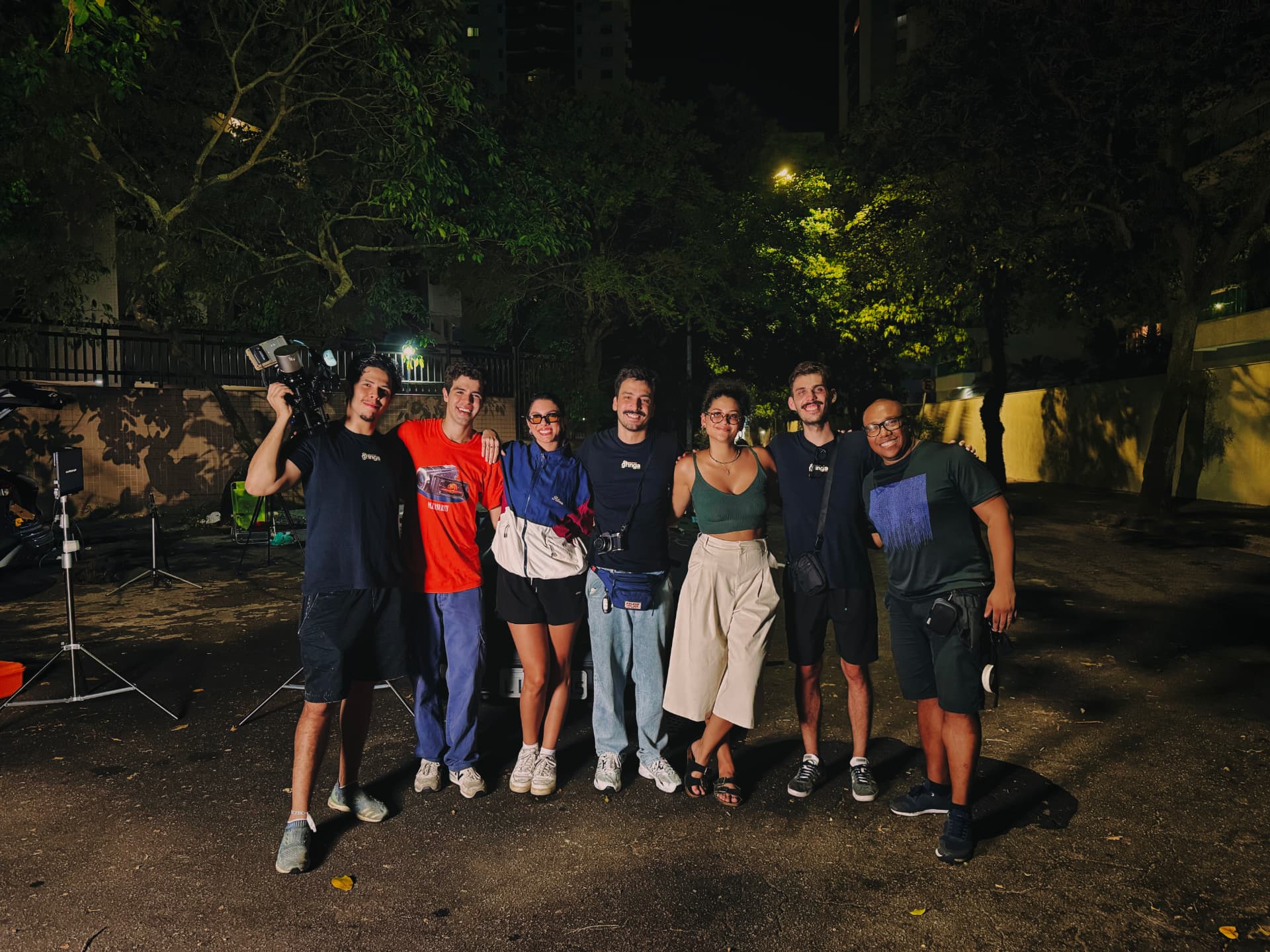 Bastidor Da Gringa — INT. CAR NIGHT